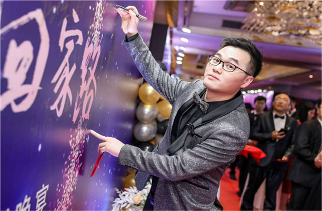 【高光“疫”事】勇敢逆行的特殊“网约车”——918博天堂90后，用信念打通生命运输线